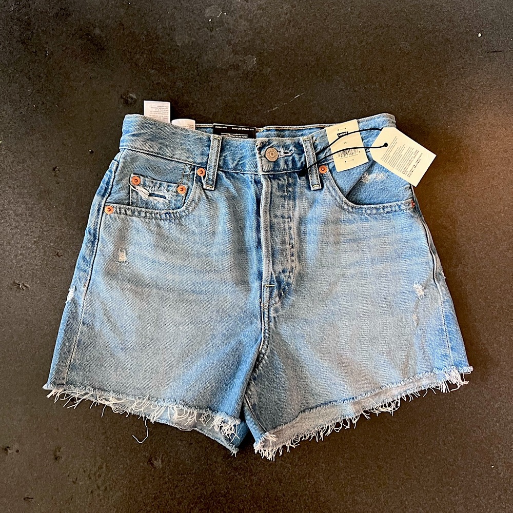 NWT Levi’s Ribcage shorts in Medium Wash (25)